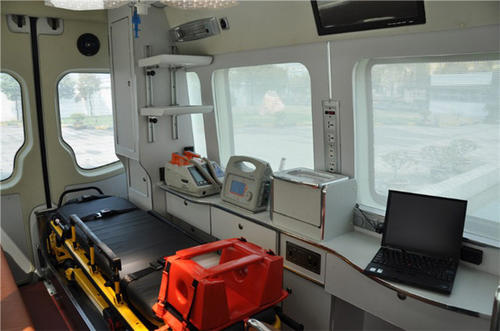 卓资县救护车内部